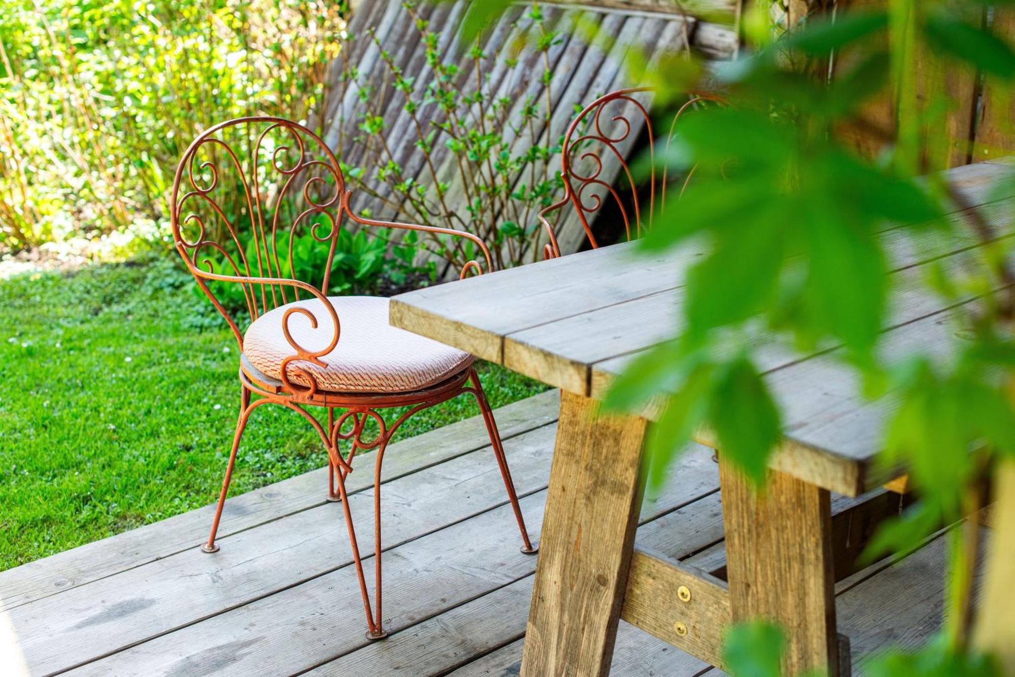 House, Garden And A Green Cat Bled Exterior foto
