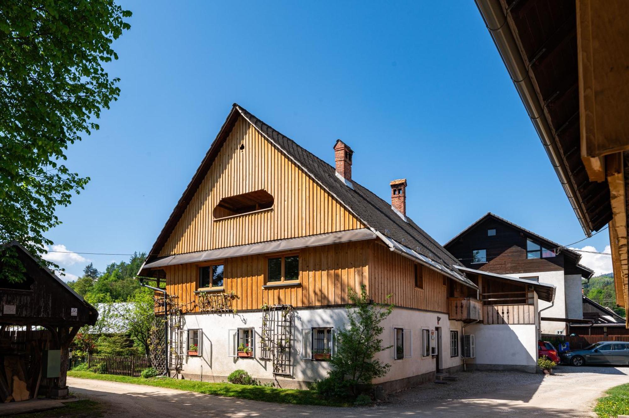 House, Garden And A Green Cat Bled Exterior foto