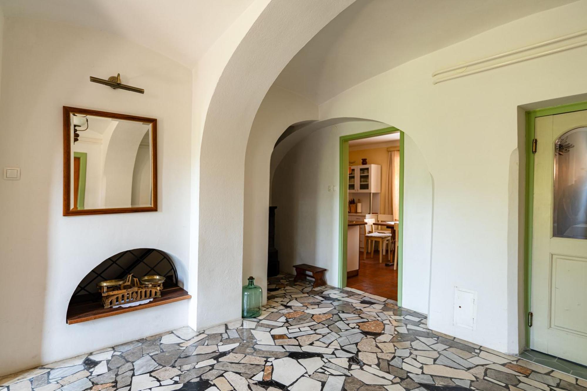 House, Garden And A Green Cat Bled Exterior foto
