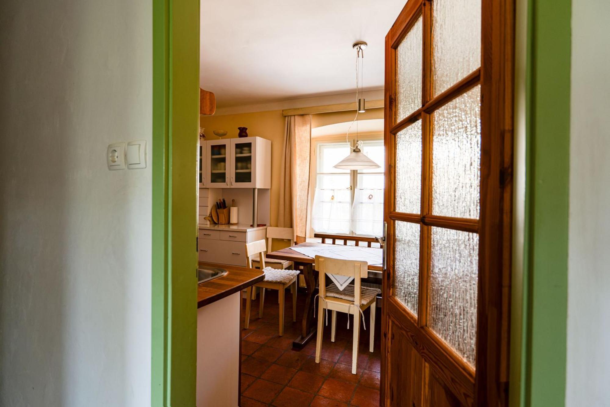 House, Garden And A Green Cat Bled Exterior foto