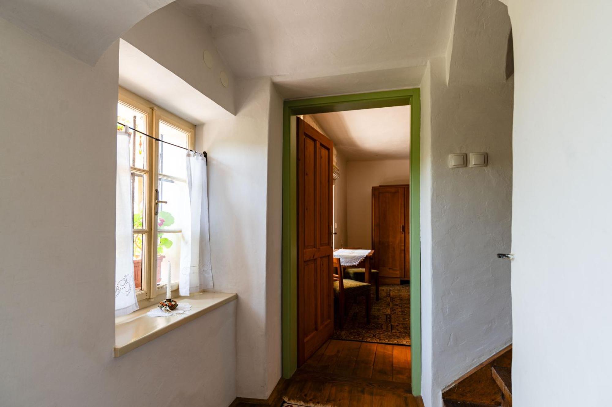 House, Garden And A Green Cat Bled Exterior foto